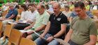 Die Mitglieder des Gemeinderates stimmen mit ein