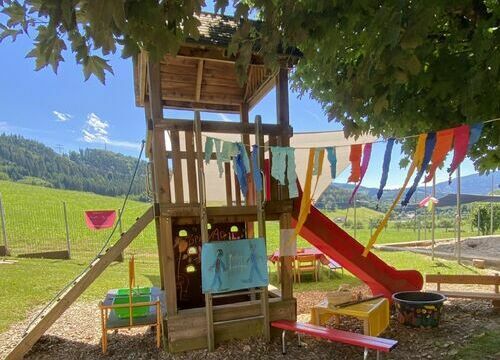 Kletterturm im Außenberecih des Kindergartens Unteribental