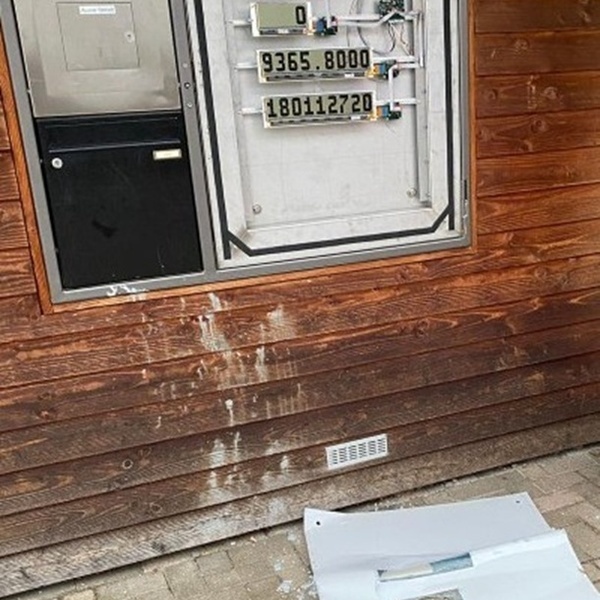 zerst�rte Anzeigetafel zur Photovoltaikanlage der Sommerbergschule